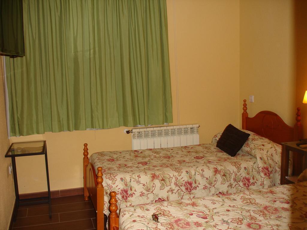 Hostal Puerta Bonita Vista Alegre มาดริด ภายนอก รูปภาพ